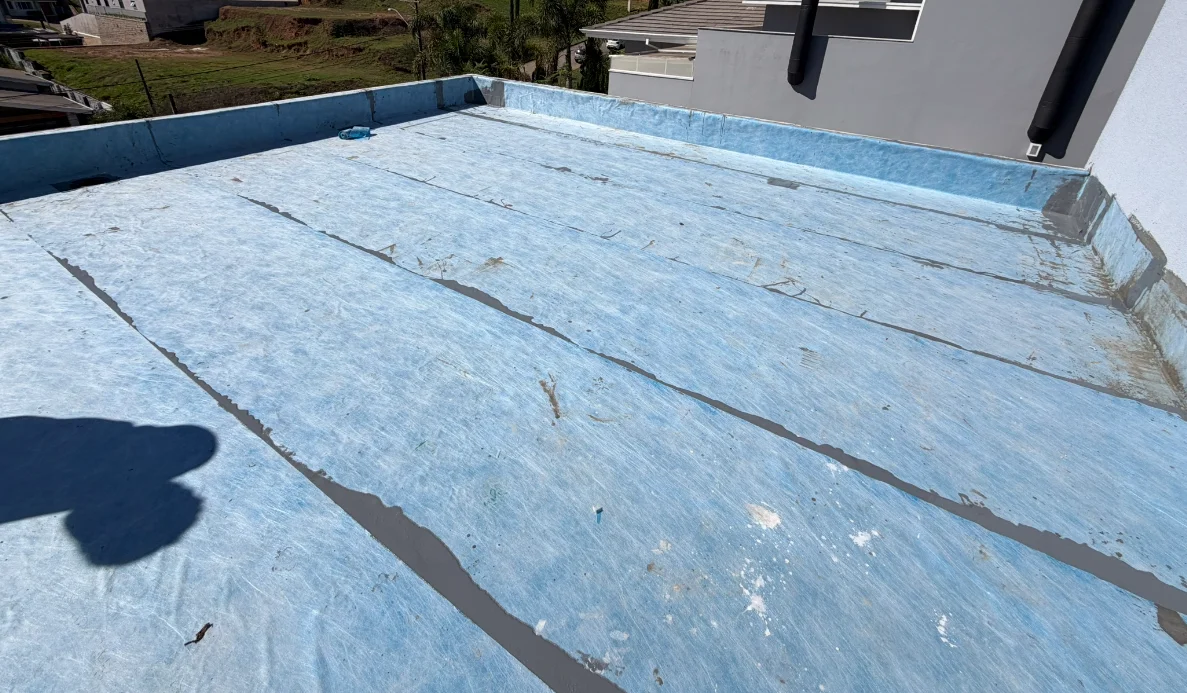 Laje revestida com lâmina azul e selagem nas sobreposições