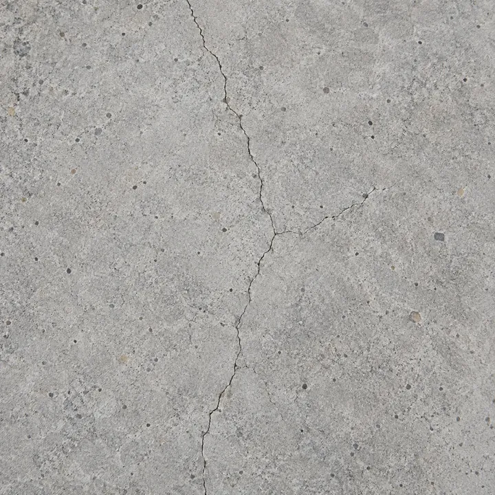 Fissura superficial em piso de concreto, imagem ilustrativa